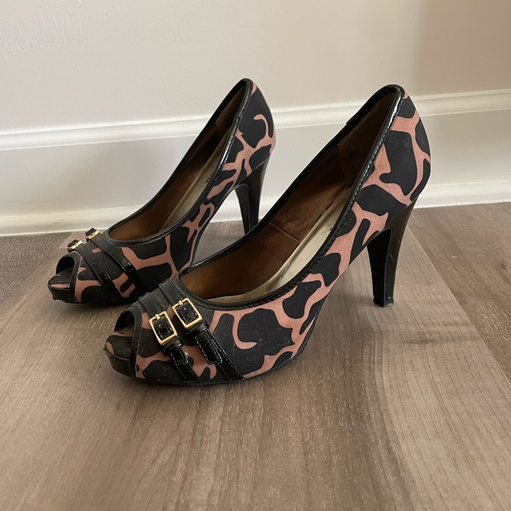 CANDIES Drue Giraffe Print Satin Peep Toe Pump size 7